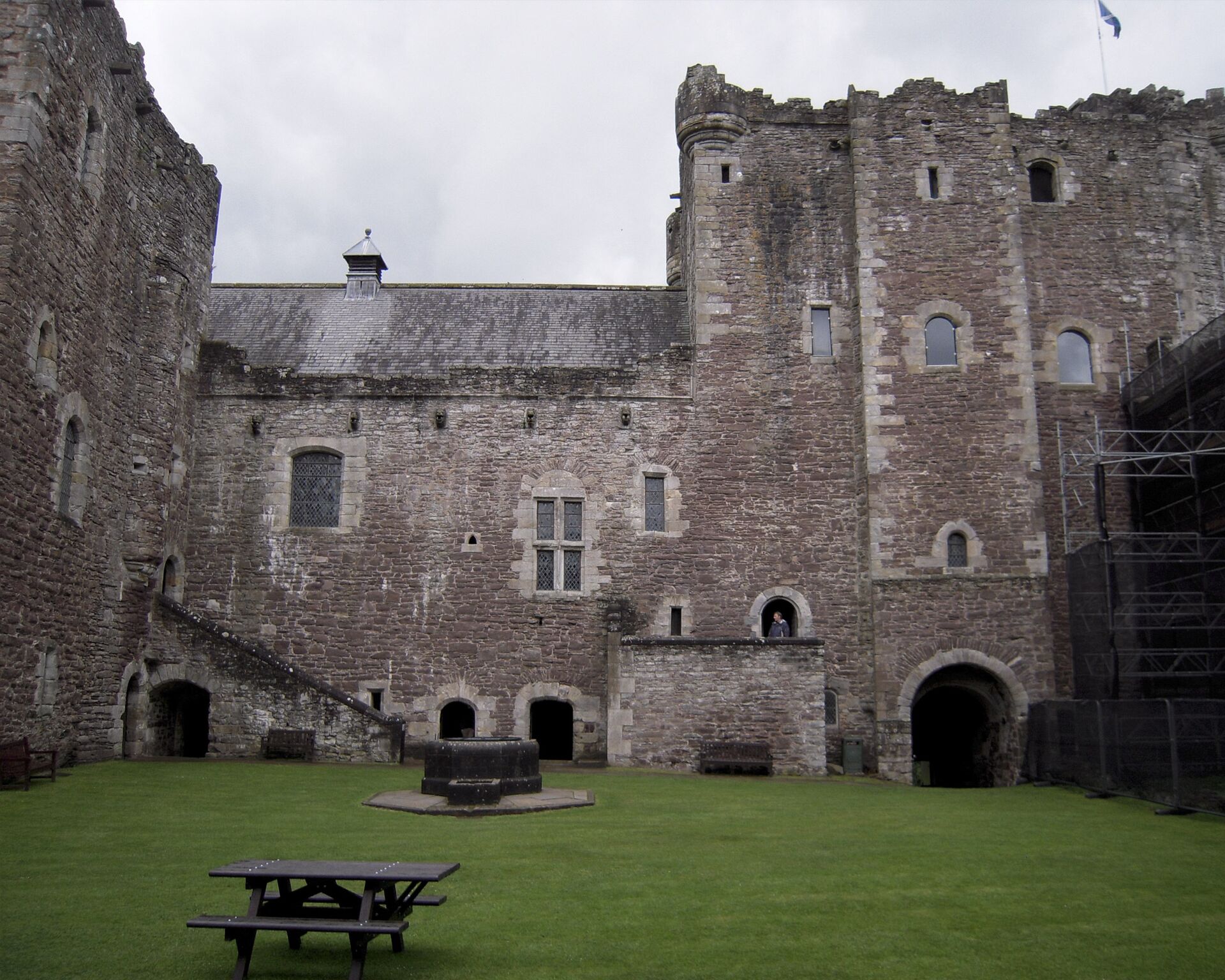 Referenz 07 Schloss aussen Hof Doune Castle